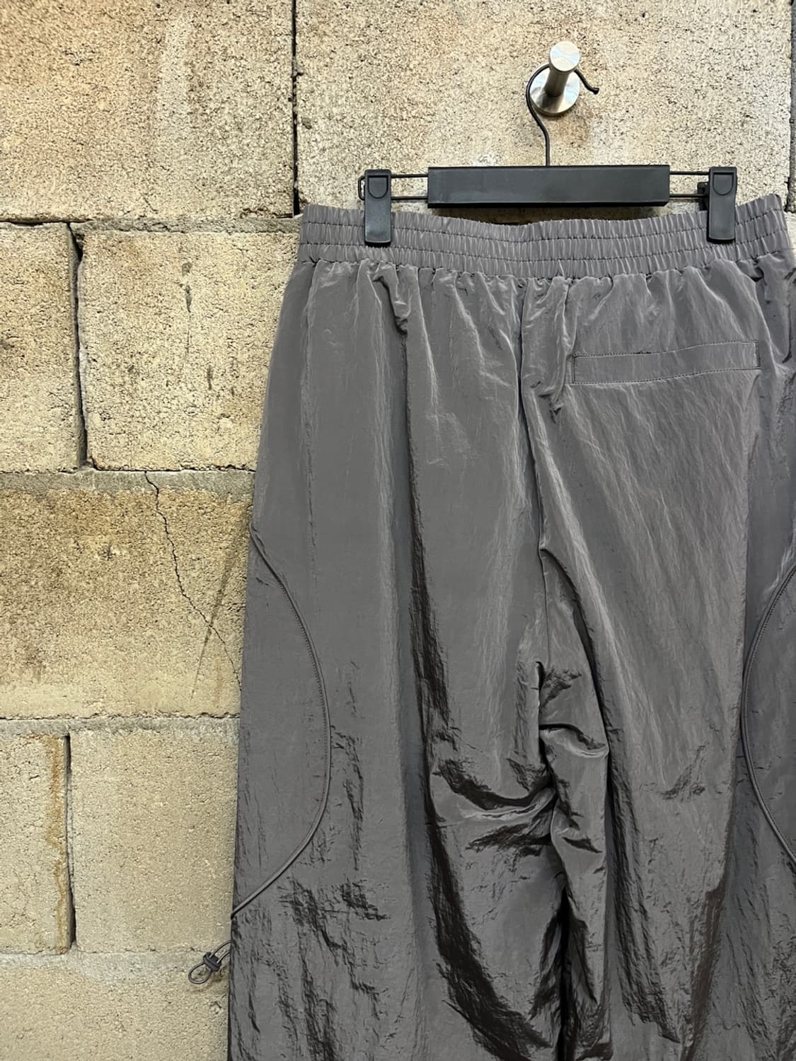 쿠어 커브드 파이핑 드로스트링 트랙 팬츠 상품이미지5