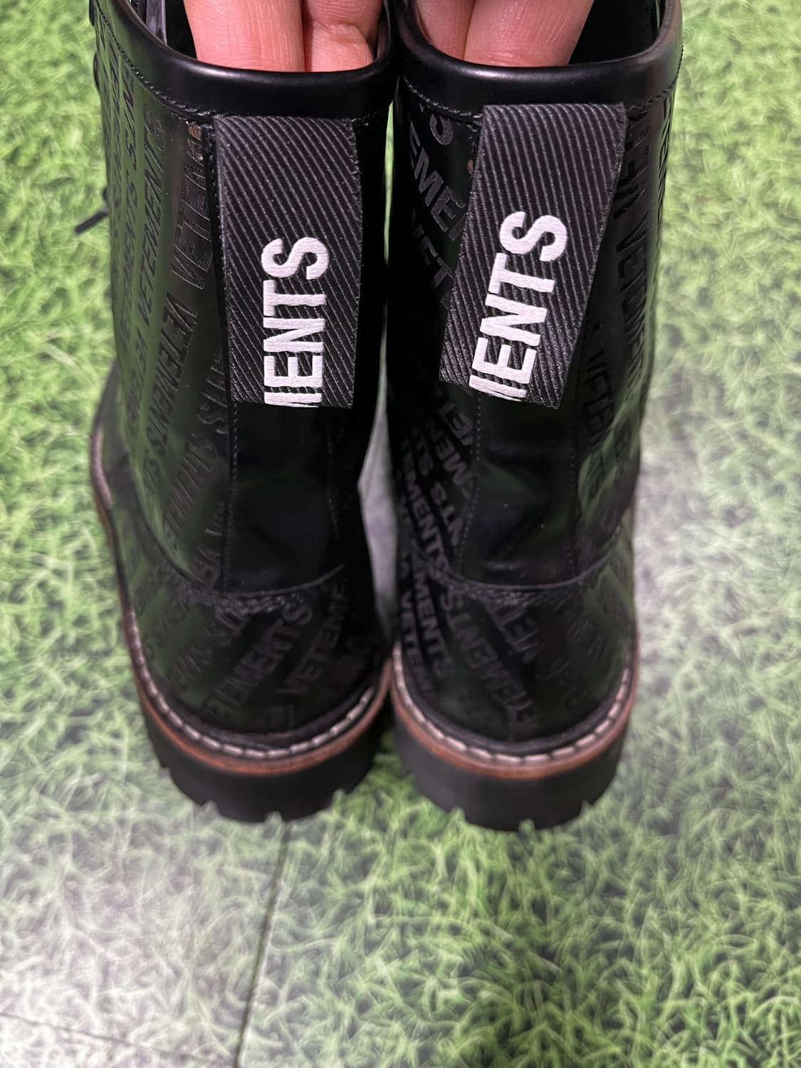 베트멍 x 처치스 음각 레터링 패턴 부츠 구두 상품이미지4