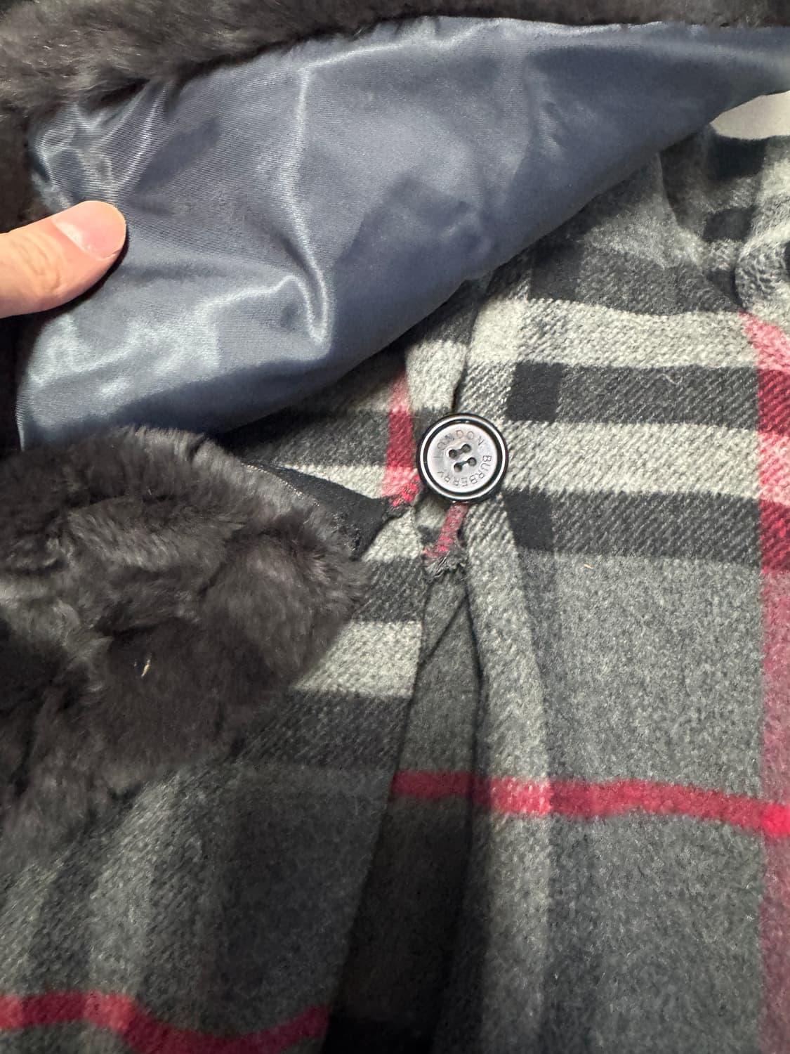 여성 버버리 런던 아카이브 퍼 카라 체크 울 코트 상품이미지4