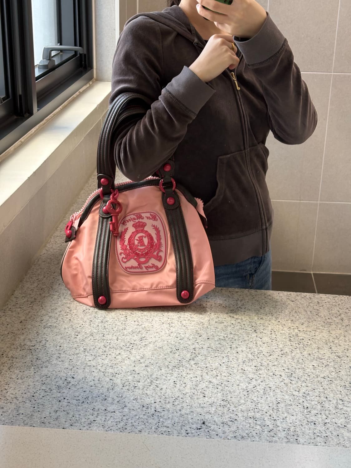 쥬시꾸뛰르 핑크 헤리티지 백(착용샷O) 상품이미지5