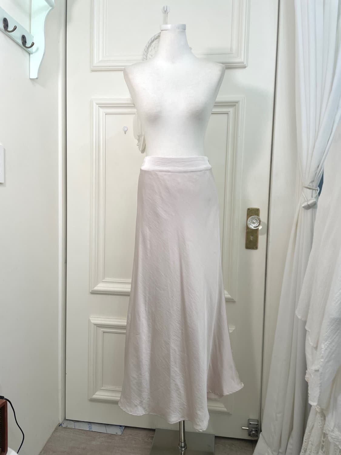 sheer pink satin beautiful long skirt 상품이미지1
