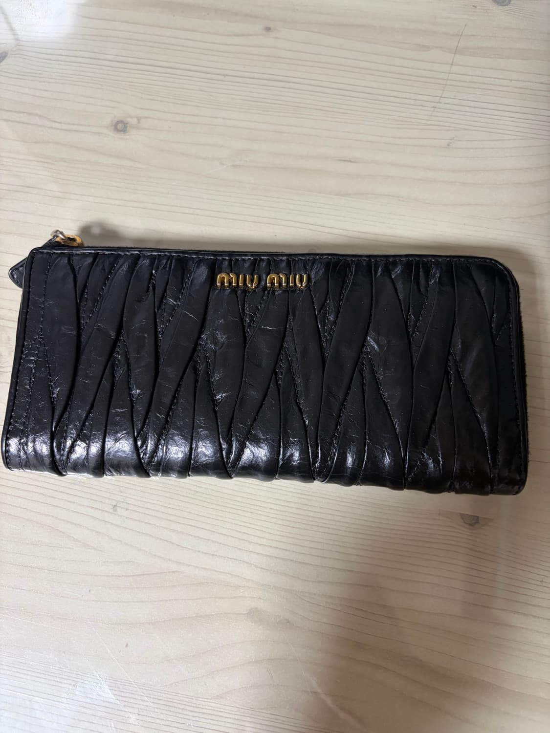 미우 미우 마테라쎄 나파 가죽 라지 지갑 블랙 상품이미지1