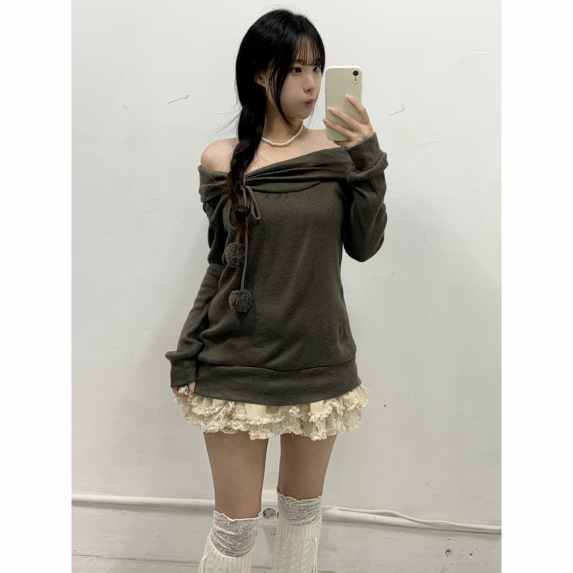 라떼갸루 코코아 폼폼이 오프숄더 니트 상품이미지1