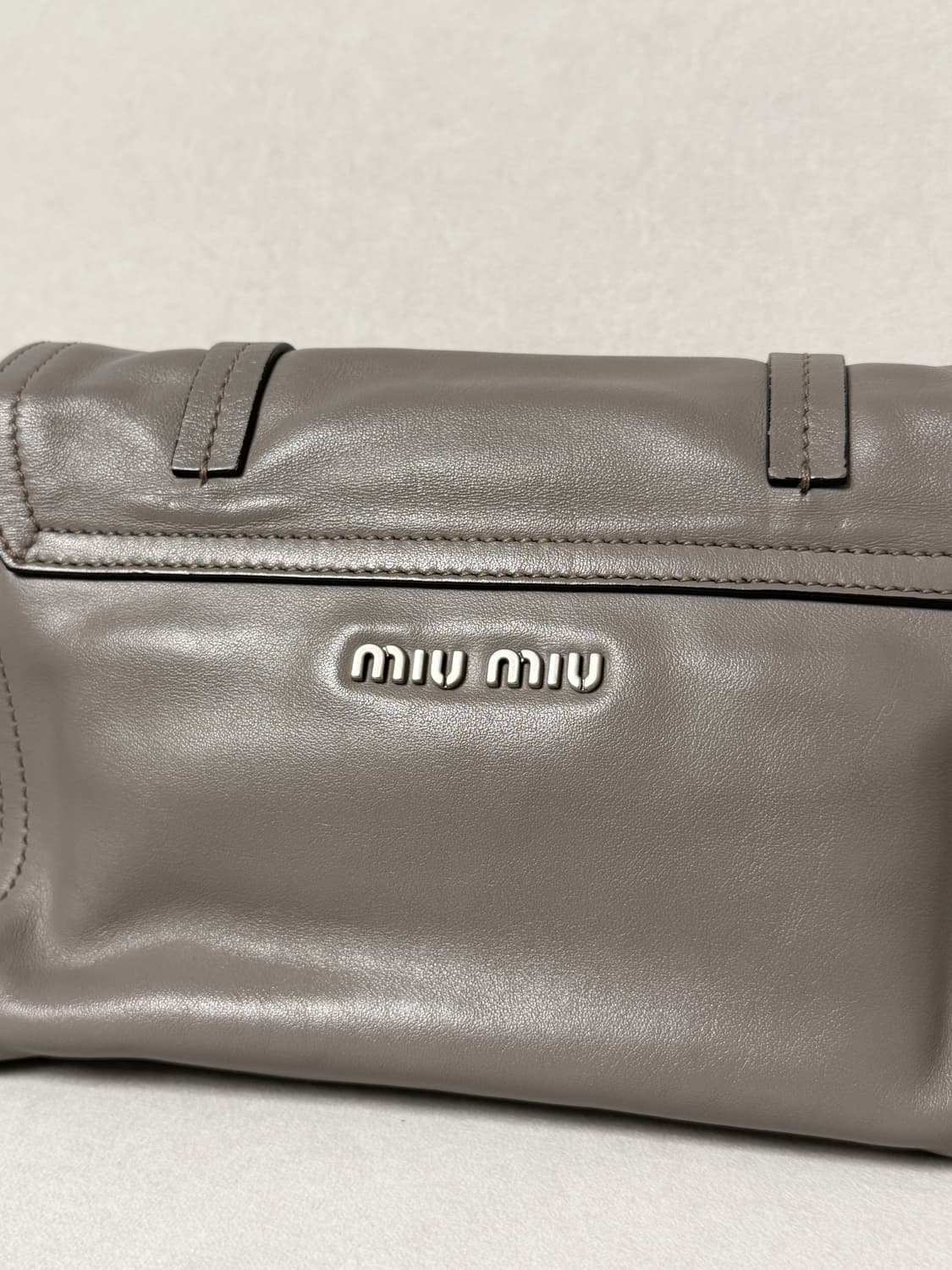 미우미우 시티 카프스킨 로고 락 플랩 크로스백 상품이미지6