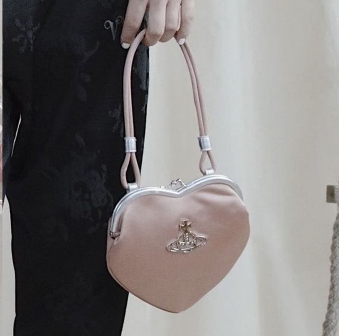 비비안 웨스트우드 벨 리-세틴 하트 프레임백 핑크 상품이미지3