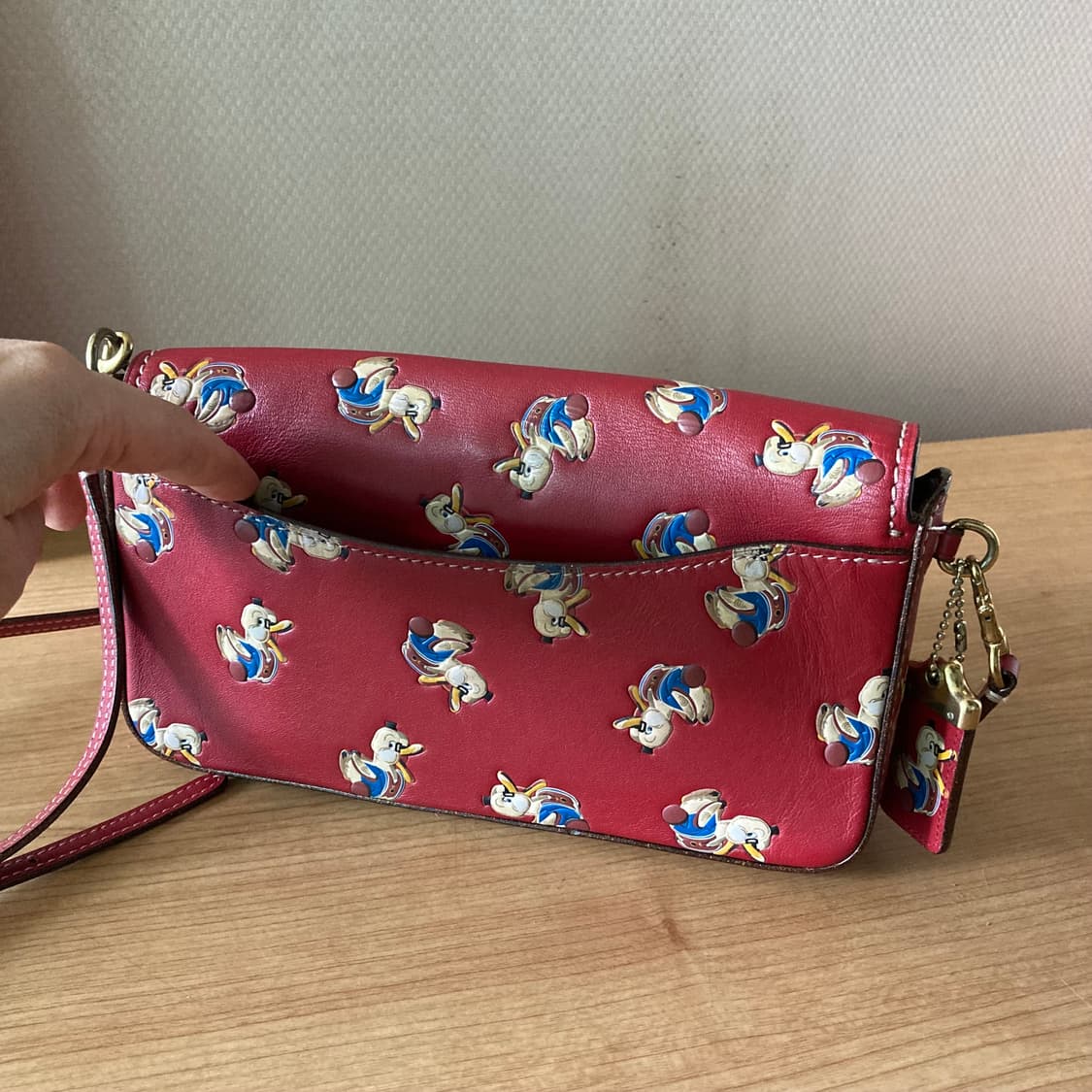 코치 도날드덕 레드 크로스백 상품이미지4