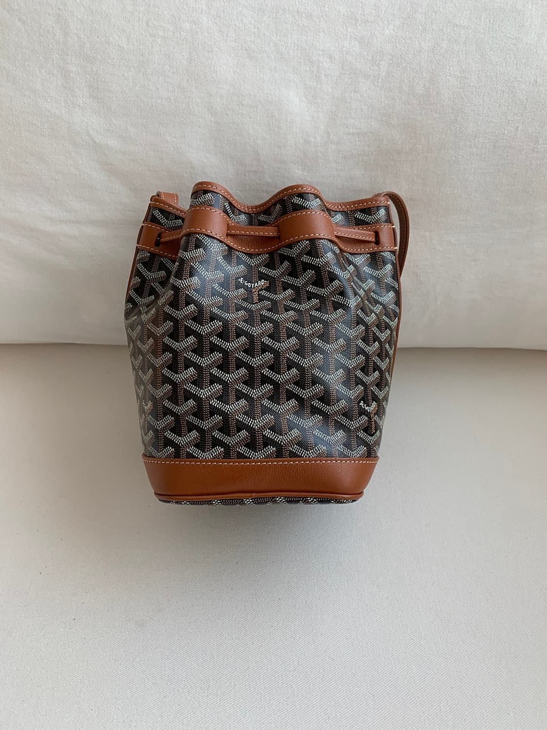 고야드 쁘띠플로 버킷백 블랙탄 상품이미지2