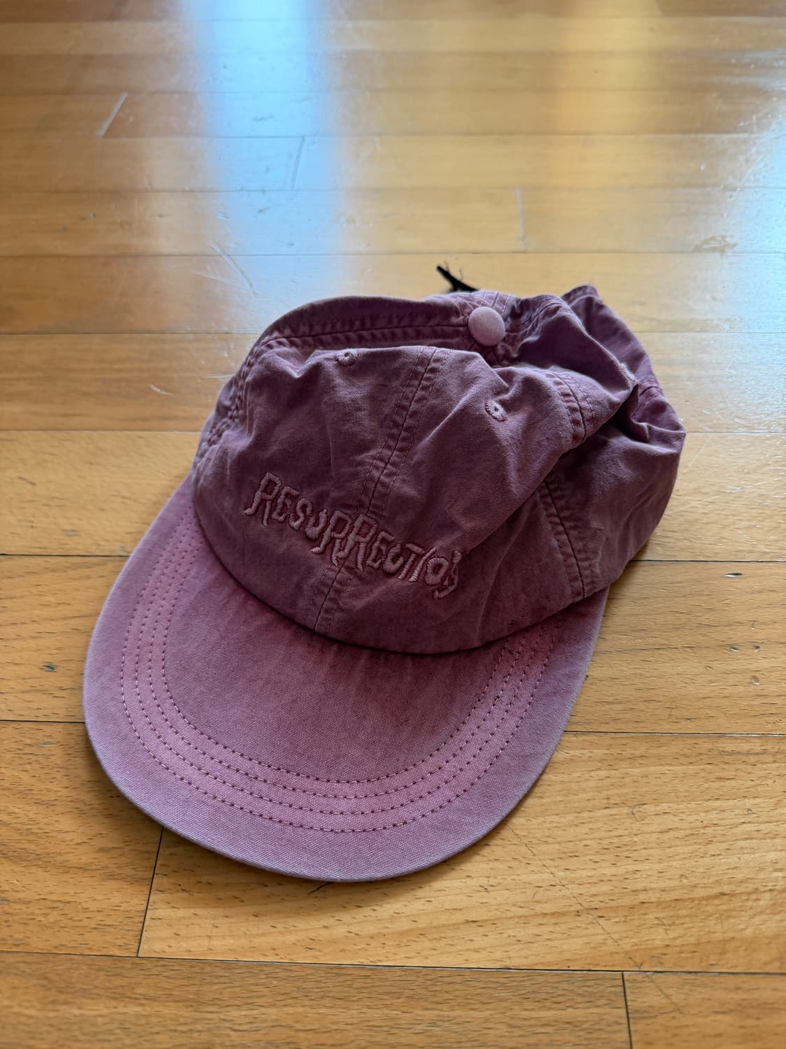 에센스룸 굿즈 롱빌캡 상품이미지1