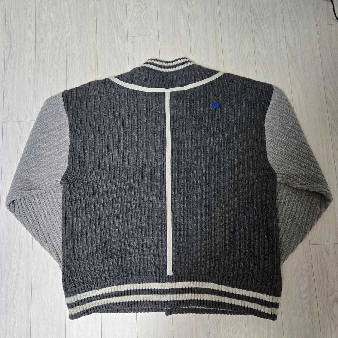 아더에러 톰브 가디건 그레이 a3 상품이미지4