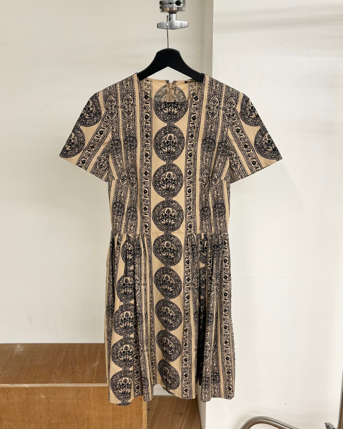 발렌티노 베이지 블랙 코인 메달리온 프린트 밤볼리나 드레스 상품이미지1