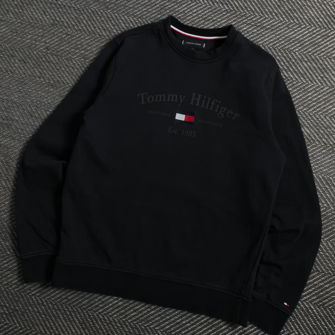 타미힐피거 센터 자수로고 맨투맨 블랙 y 4275 상품이미지1