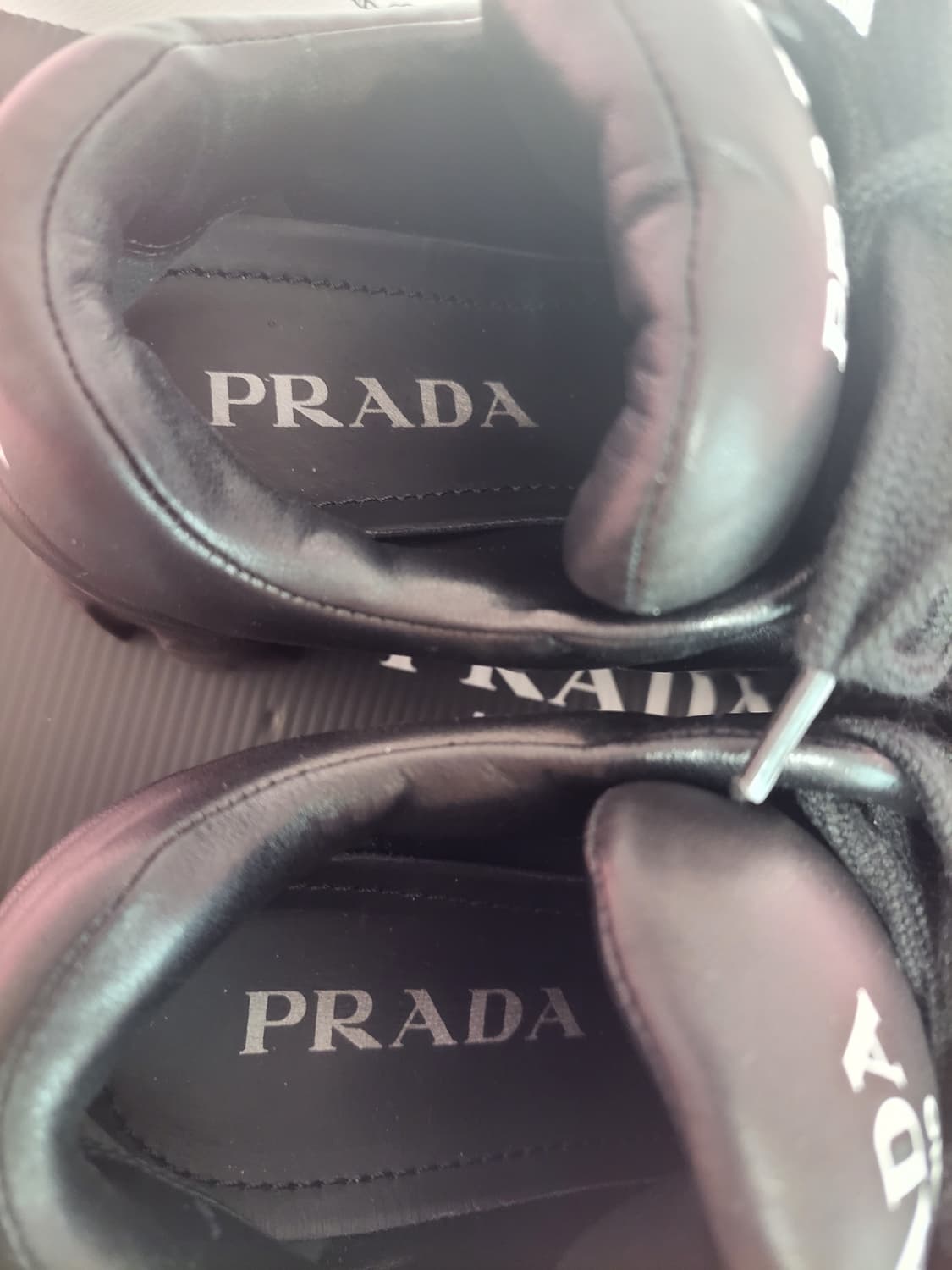 정품)급처3번신고명품세탁완료!프라다 삼각로고 나파 패딩 가죽스니커즈운동화 상품이미지6