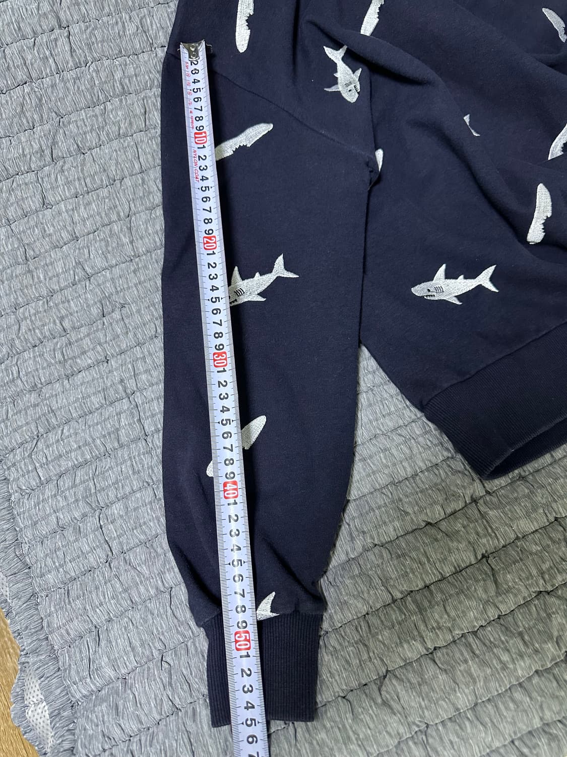 톰브라운 샤크 패턴 맨투맨 네이비 상품이미지7