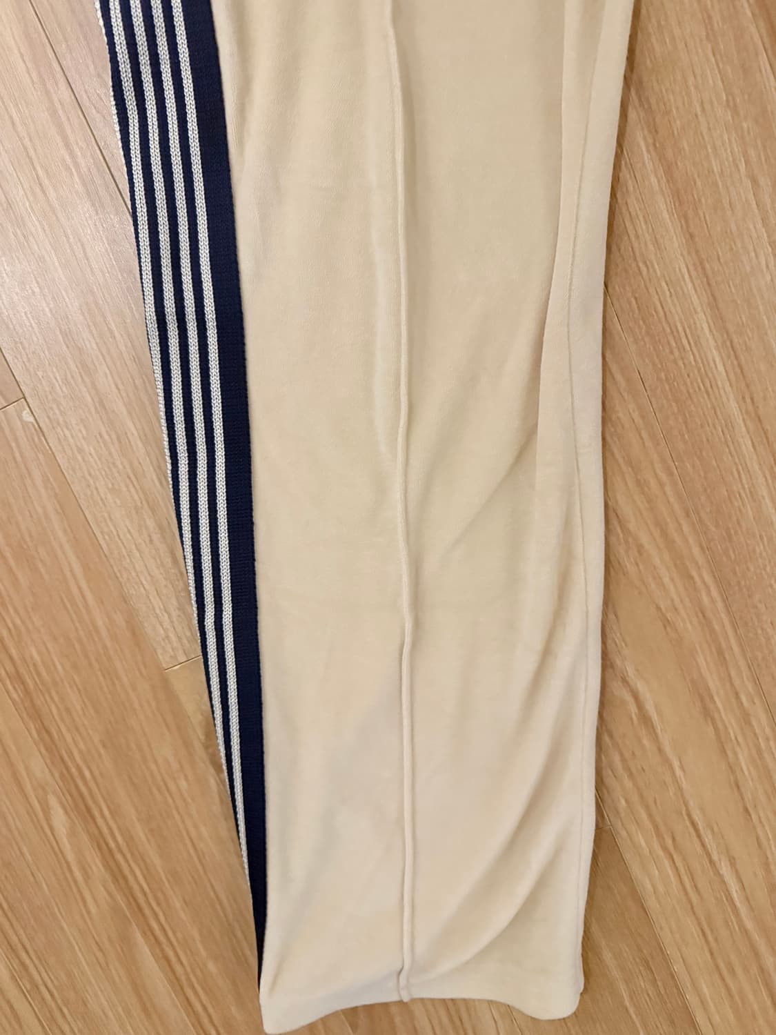 니들스 벨루어 트랙팬츠 내로우 핏 상품이미지3