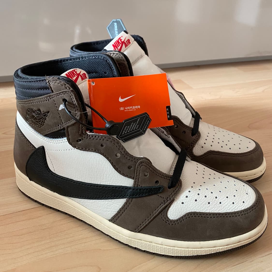 275) 조던 1 트래비스 스캇 하이 모카 OG (새상품) 상품이미지1