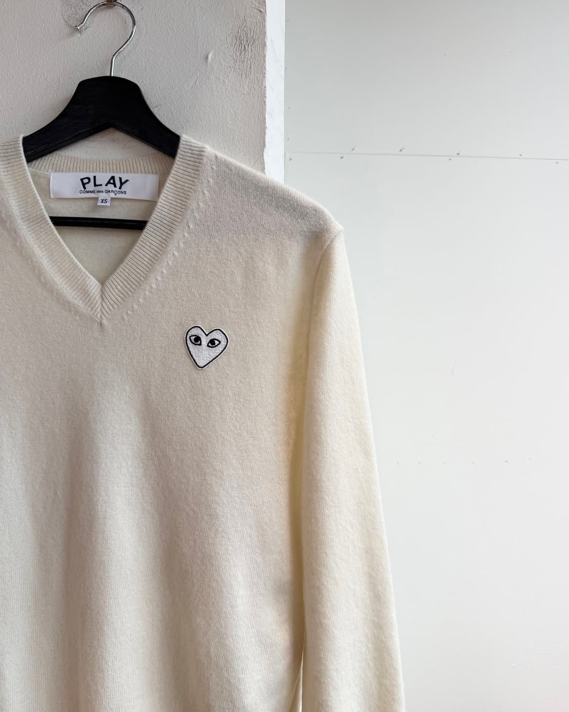 꼼데가르송 플레이 아이보리 화이트와펜 브이넥 니트  상품이미지5