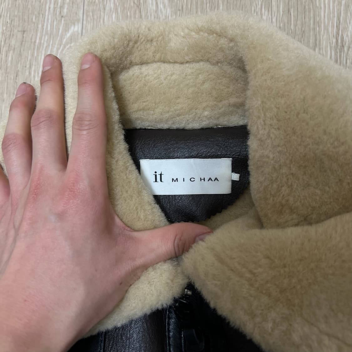 잇미샤 여성 양가죽 배색 크롭 무스탕 점퍼 82-88-160 상품이미지4