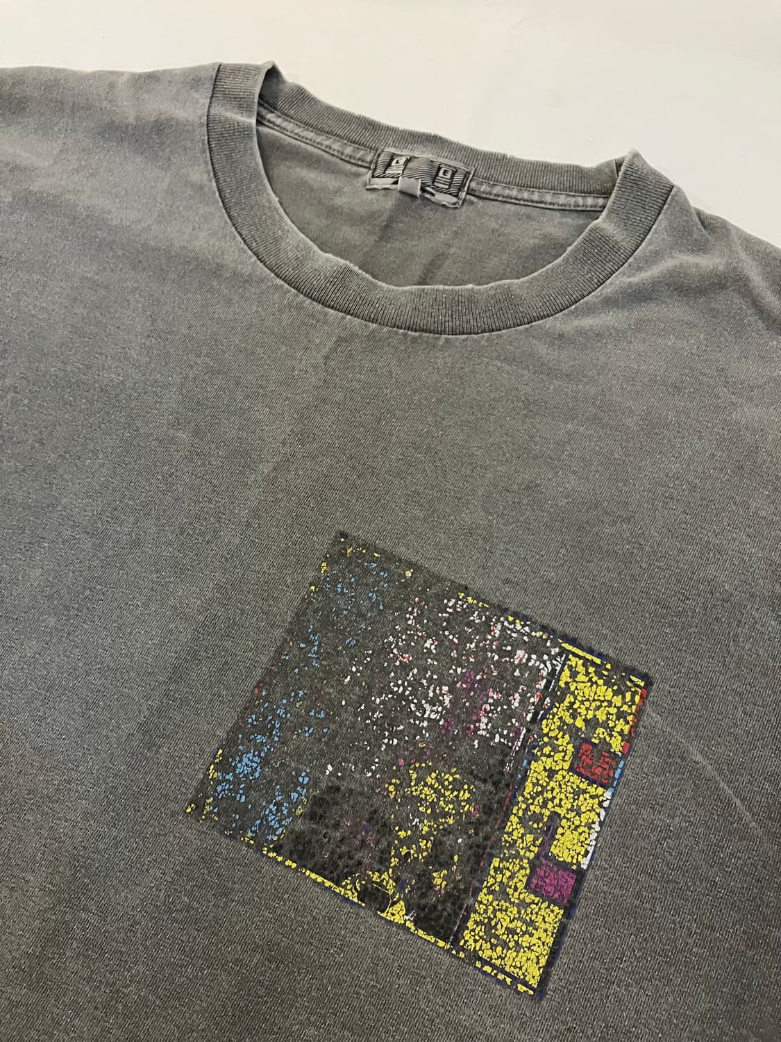 카브엠트 디스트레스드 프린팅 피그먼트 롱슬리브 그레이 상품이미지2