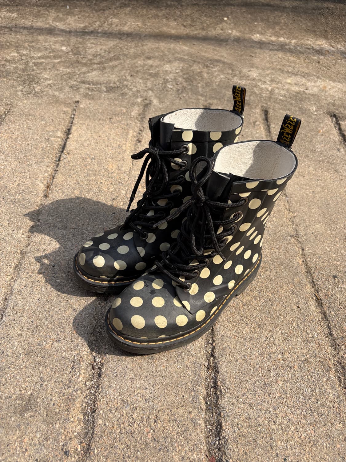 Dr. Martens 8홀 도트 패턴 부츠 220 상품이미지2