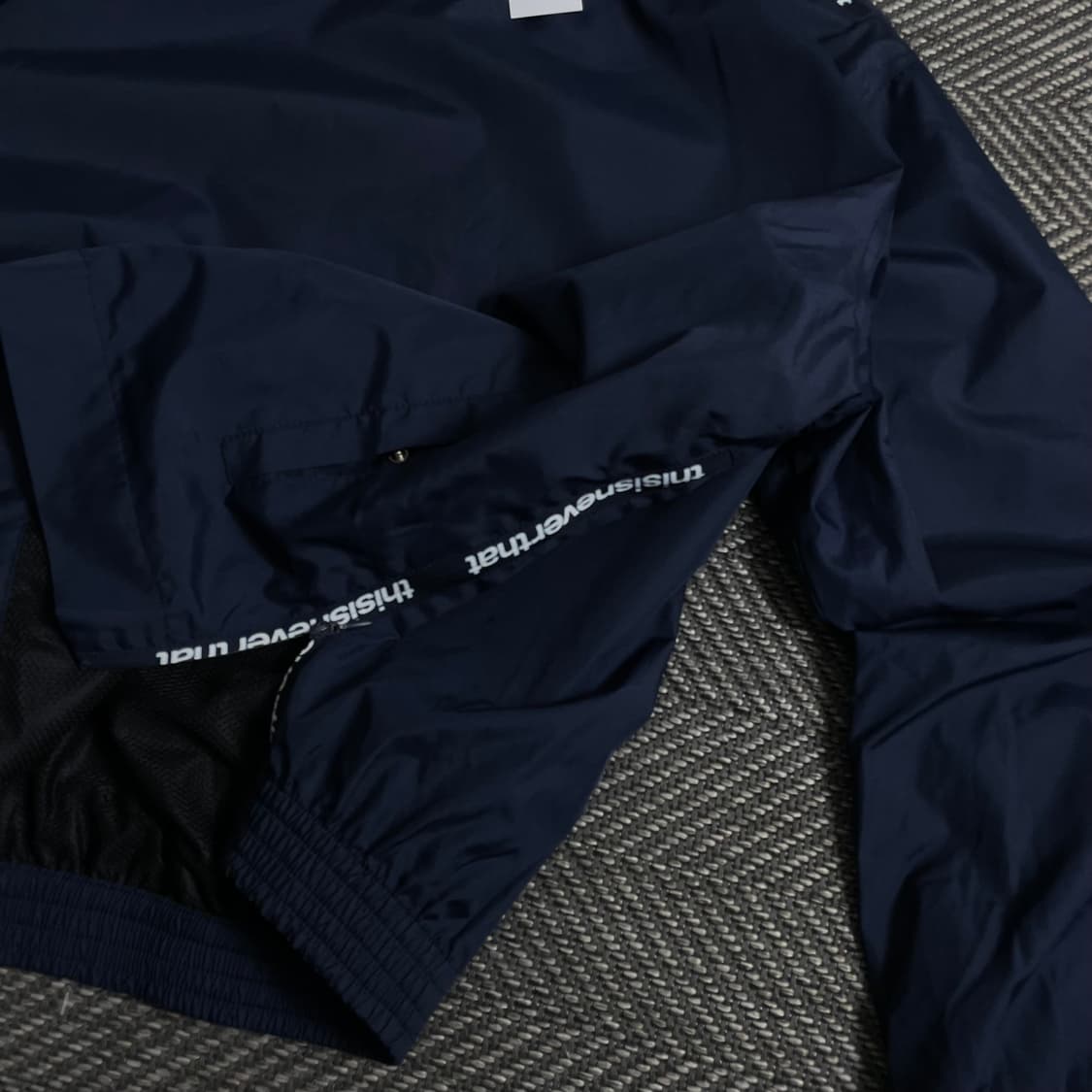 디스이즈네버댓 스펠로고 우븐 아노락 웜업y 3309 상품이미지5