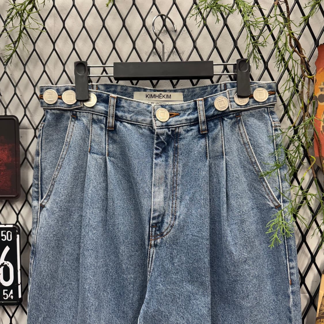 김해김 데님 팬츠 멀티 버튼 디테일 연청 상품이미지3