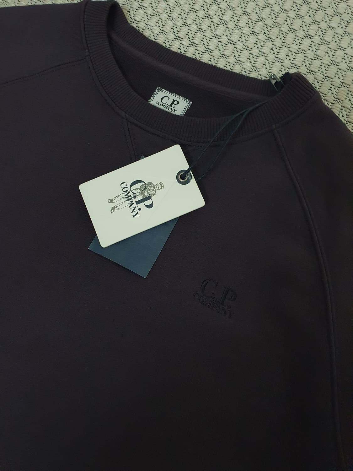 자수가 들어간 보라색 스웨트셔츠 상품이미지3