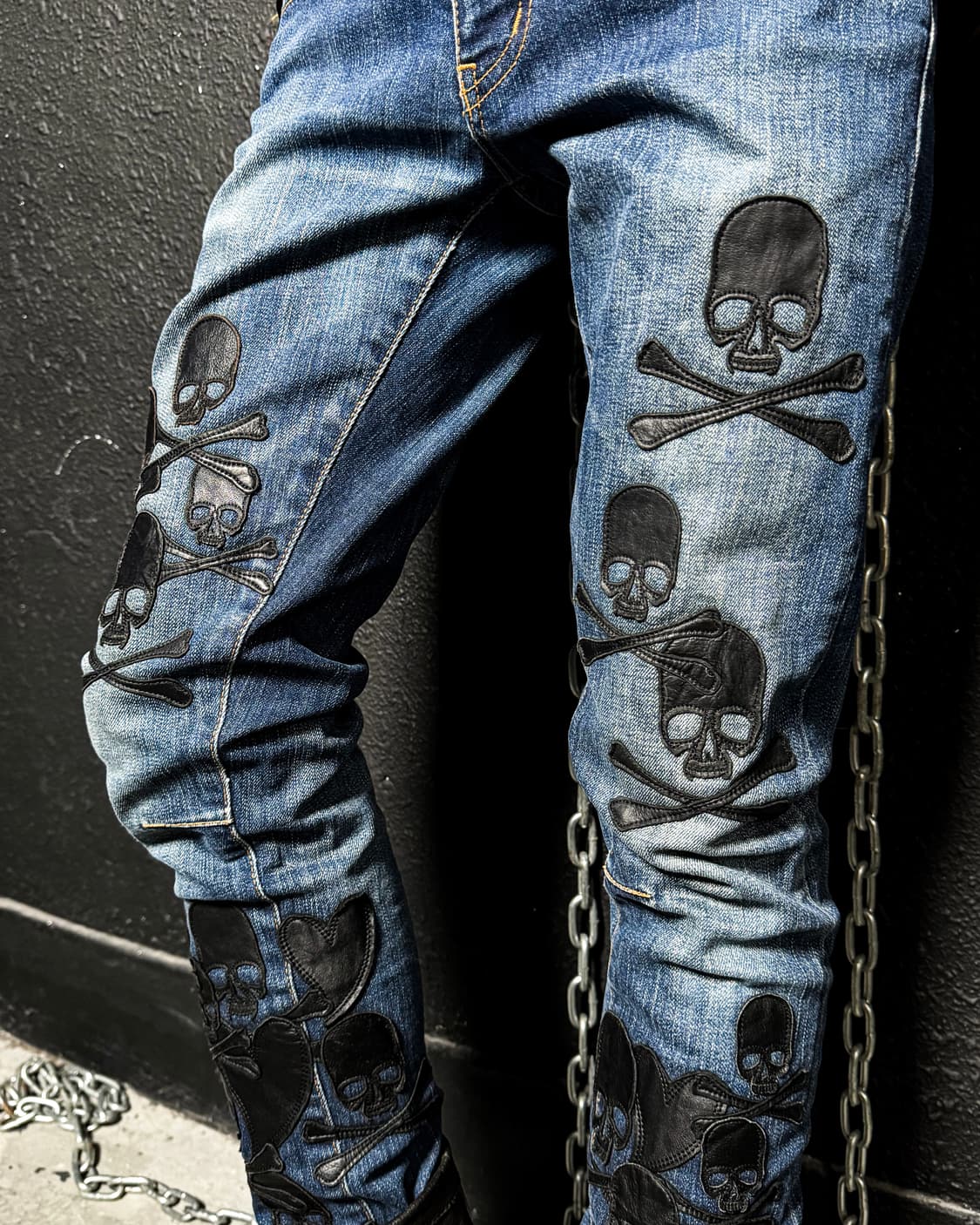 ROEN – Skull Leather Patch Denim Pants   상품이미지3