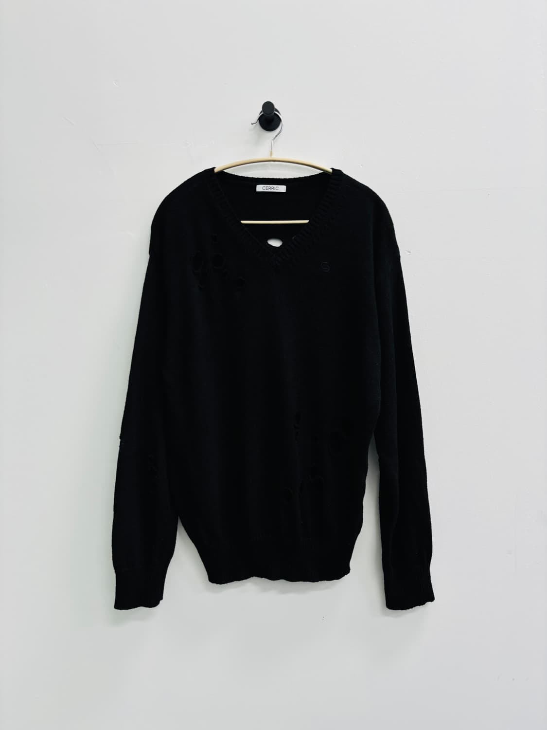 세릭 CERRIC 펀칭 데미지 브이넥 니트 상품이미지1