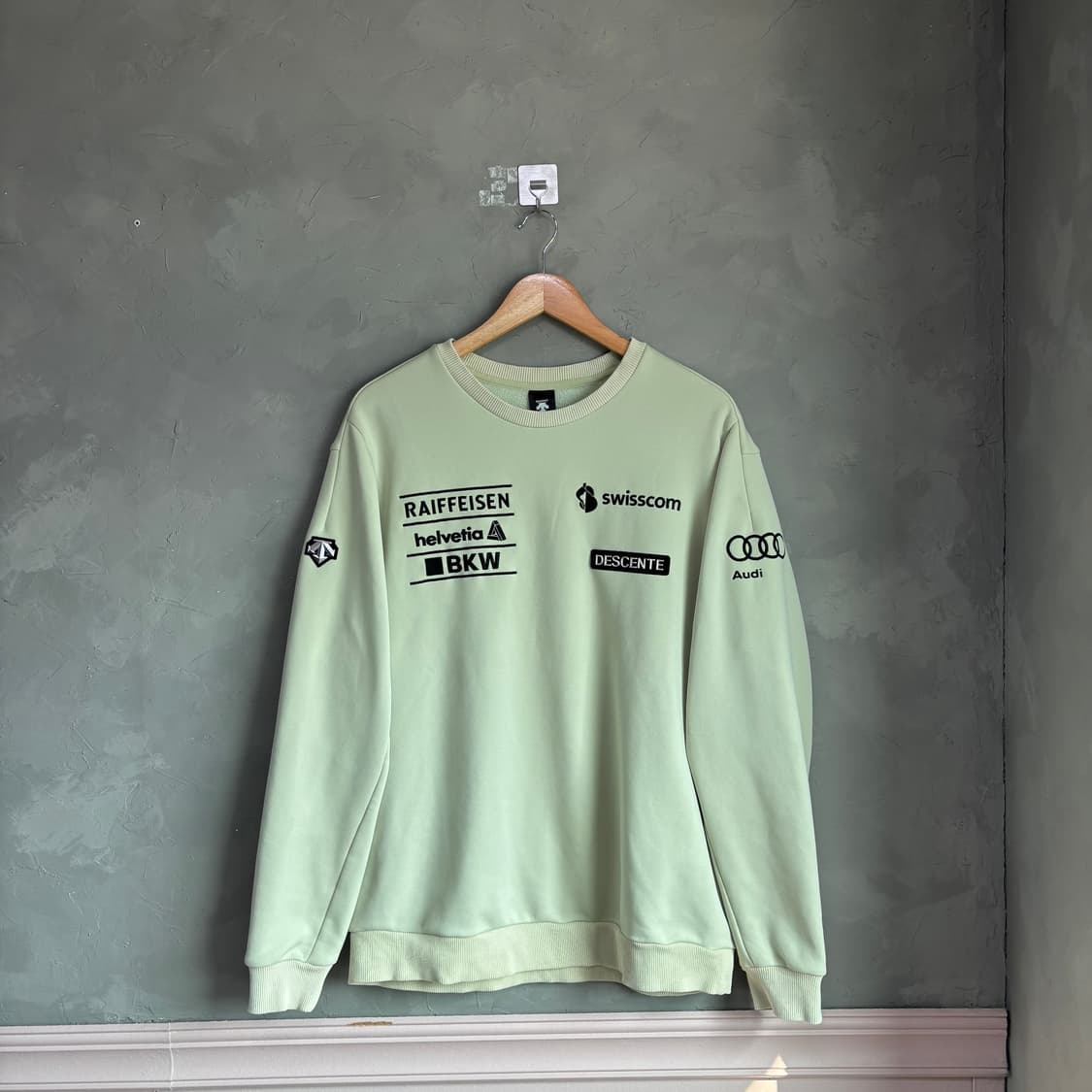 데상트 아우디 스위스 스키팀 맨투맨 상품이미지1