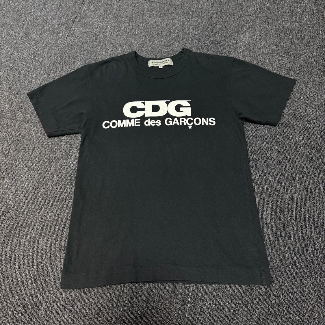 CDG 꼼데가르송 로고 반팔티 상품이미지1