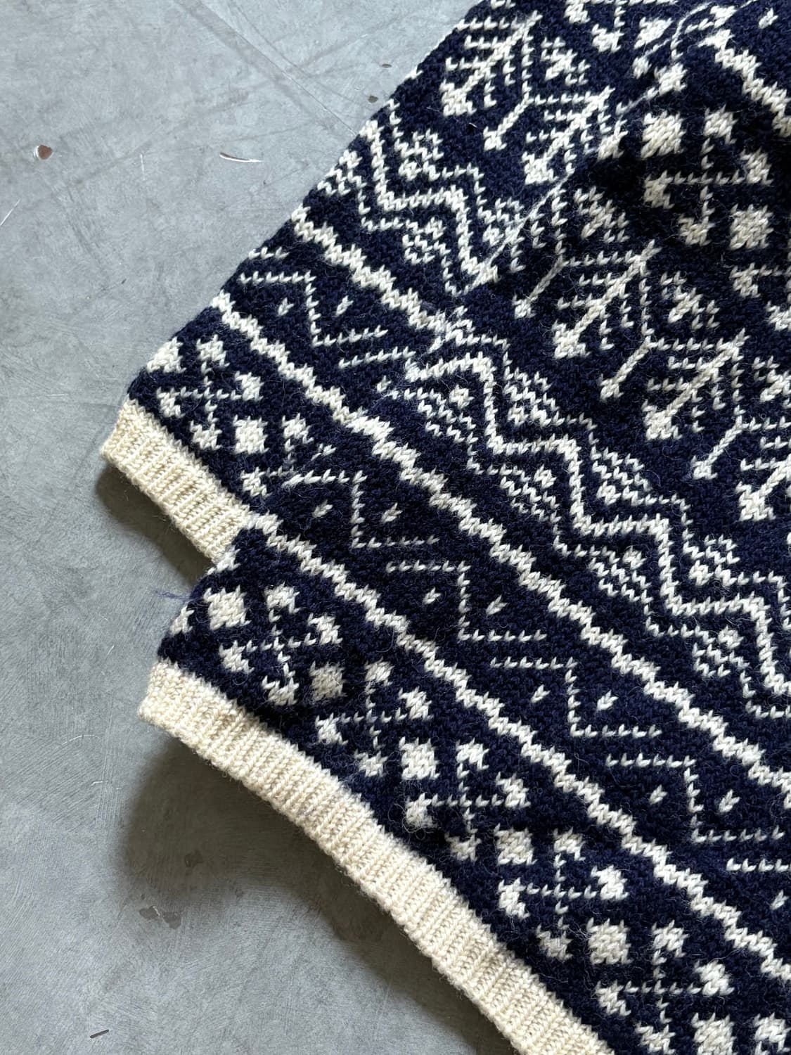 Guernsey Woollens 건지 울른스 피셔맨 노르딕 스웨터 상품이미지3