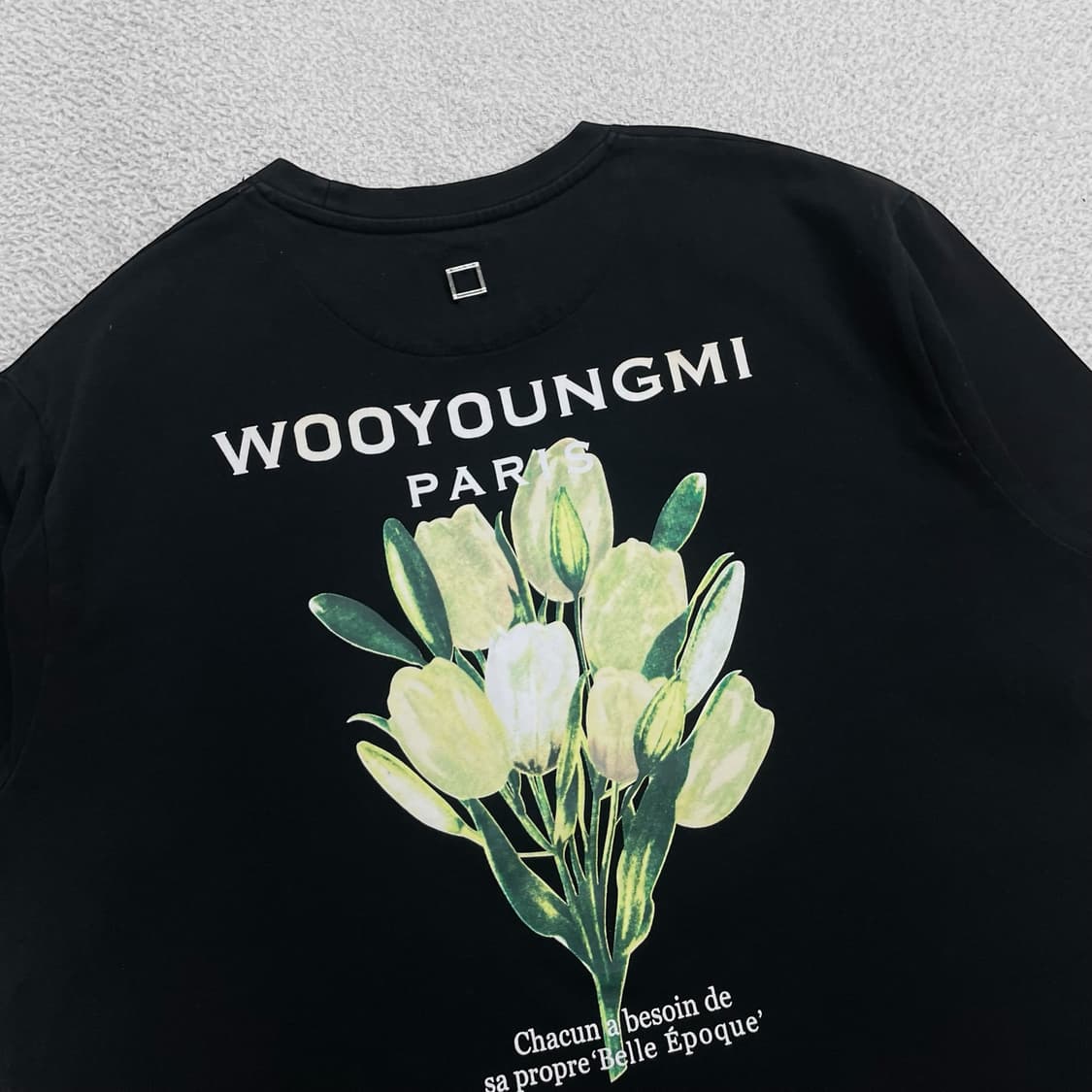 우영미 플라워 백로고 반팔티 블랙 상품이미지3