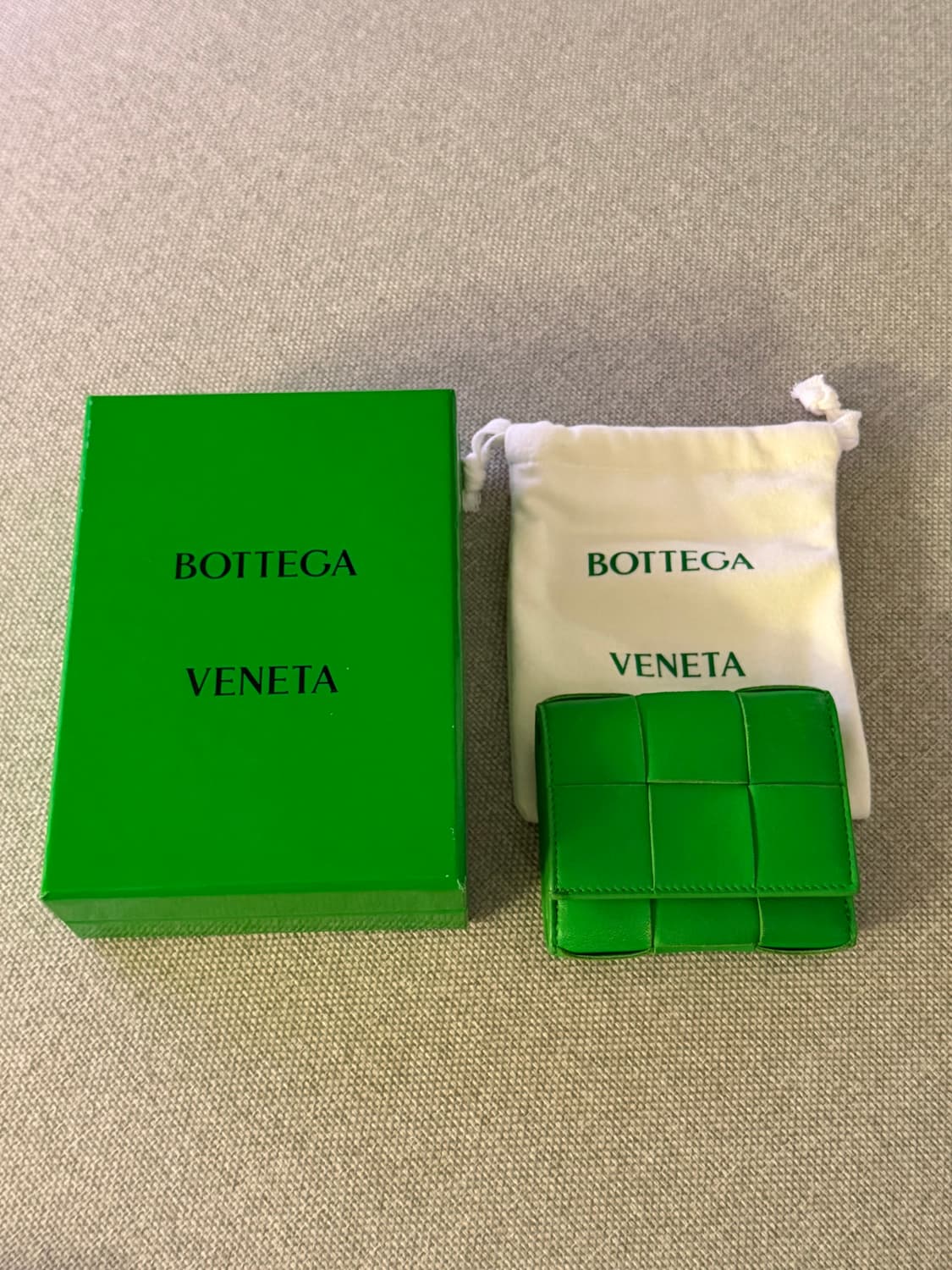 보테가 베네타 카세트백 트라이폴드 지퍼 지갑 패러킷 상품이미지1