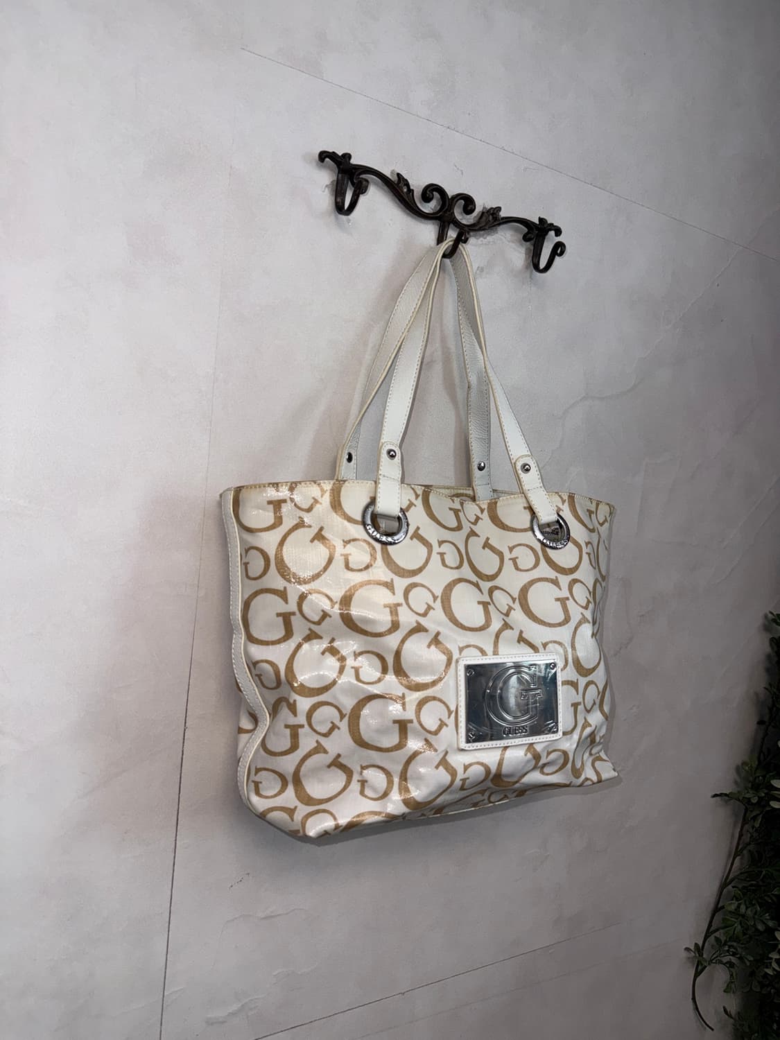 Guess ivory logo tote bag 상품이미지2