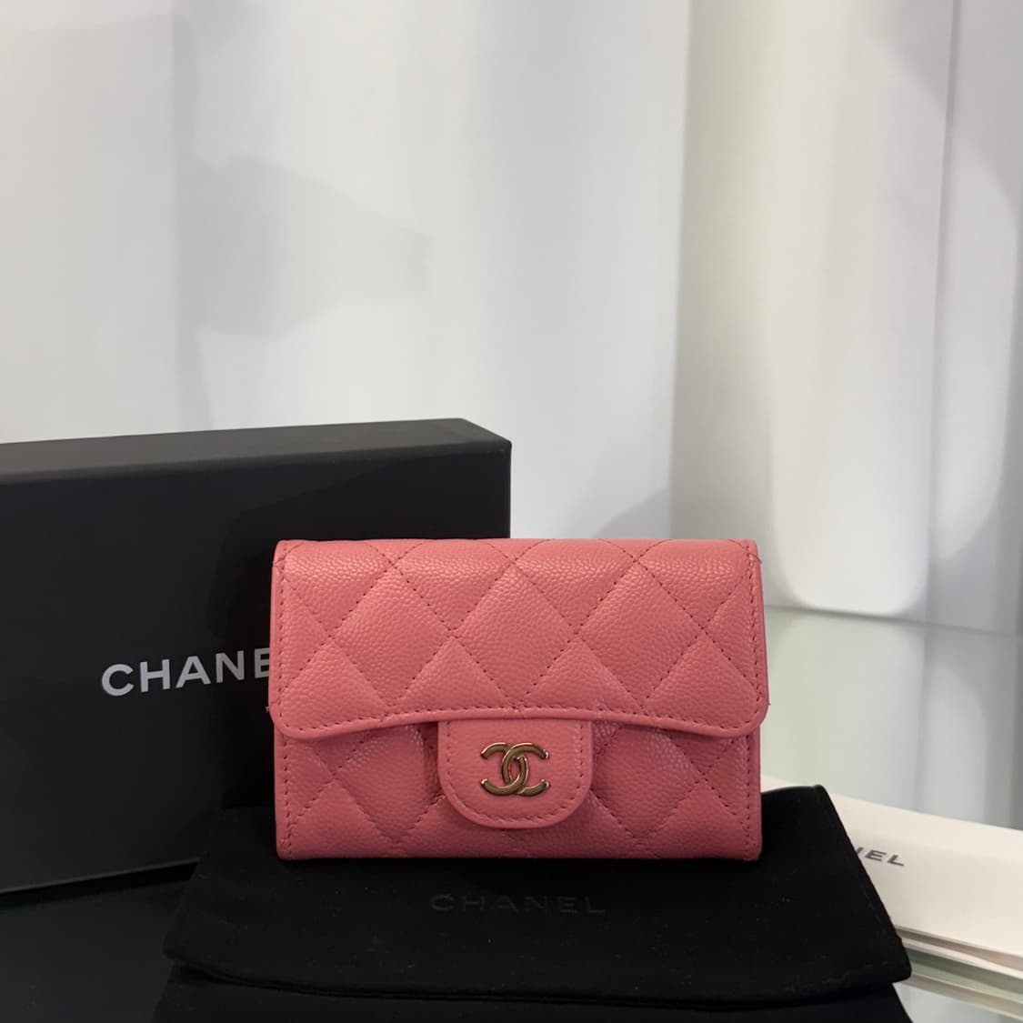 샤넬 클래식 카드 홀더 그레인드 카프스킨 & 골드 메탈 유광핑크 상품이미지1