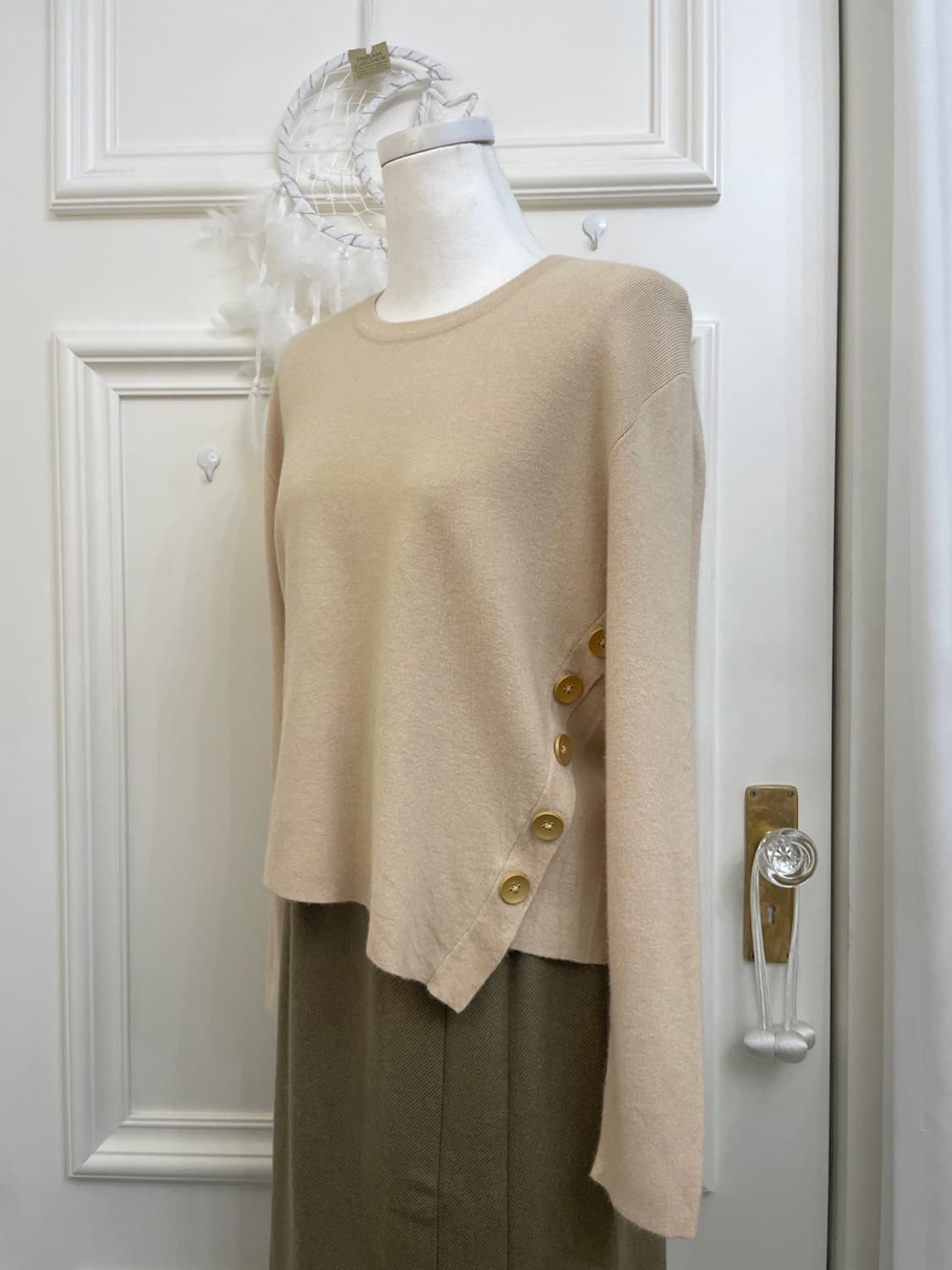 beige unbalance wood button soft knit to 상품이미지6