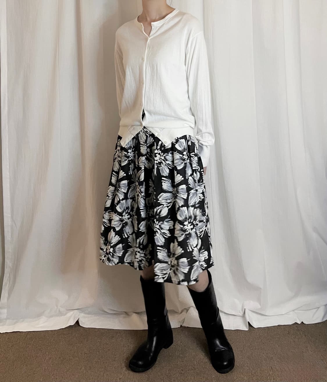 Flower Pleats Midi Skirt - Black 상품이미지1