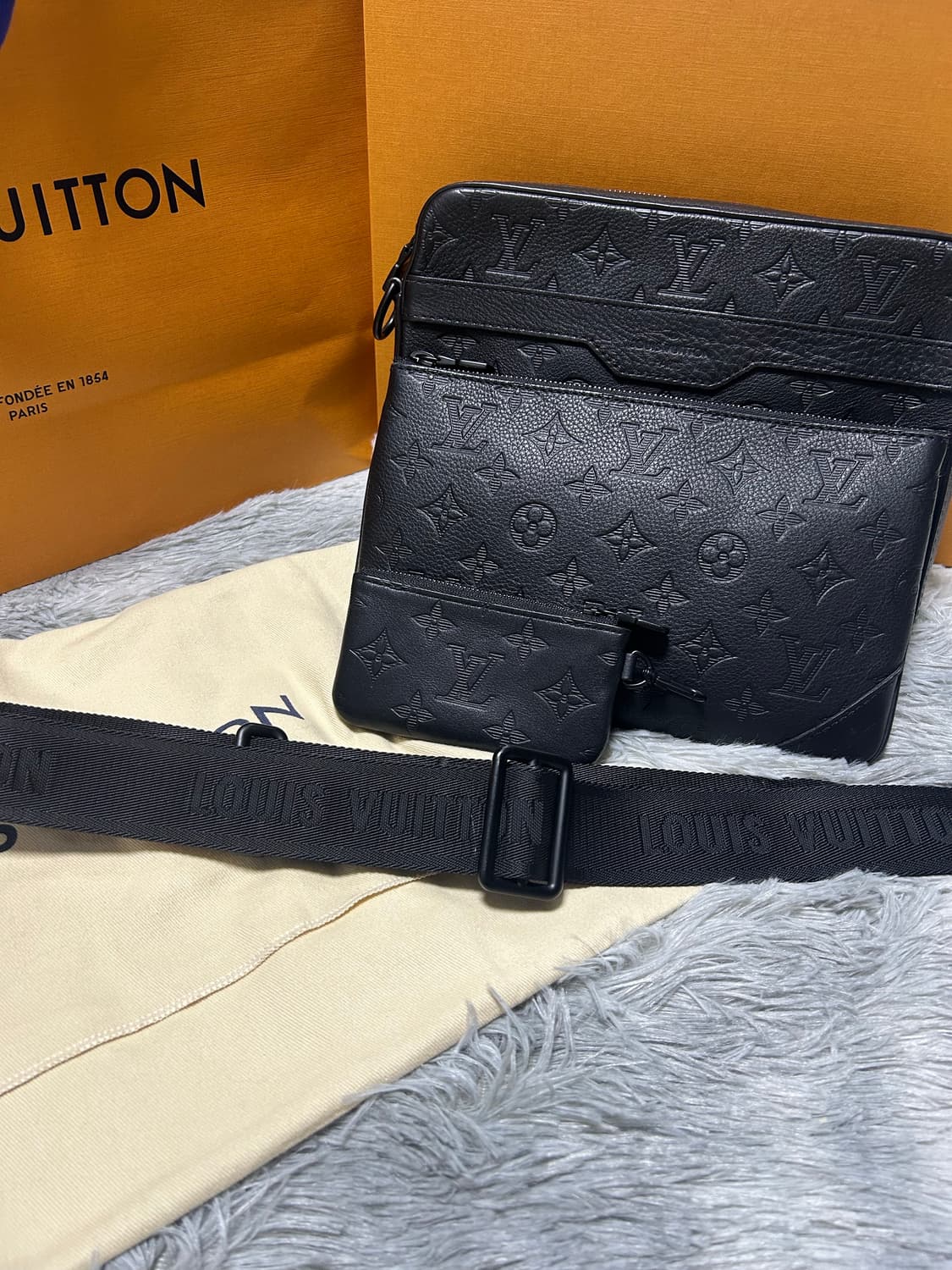 [풀구성/신형] 루이비통 쉐도우 트리오 메신저백 상품이미지1