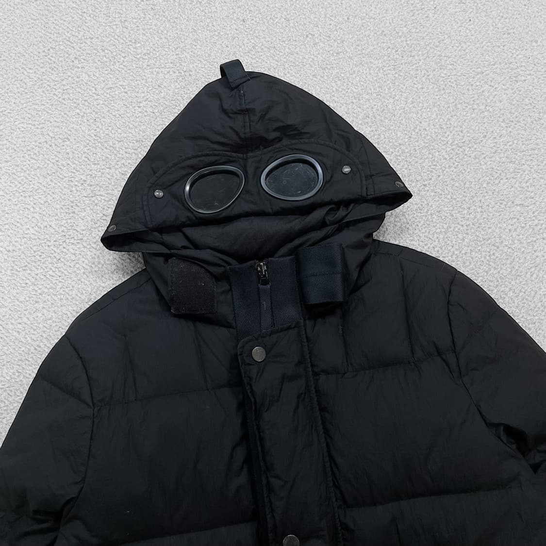 C.P 컴퍼니 나일론 고글 다운 패딩 블랙 상품이미지2