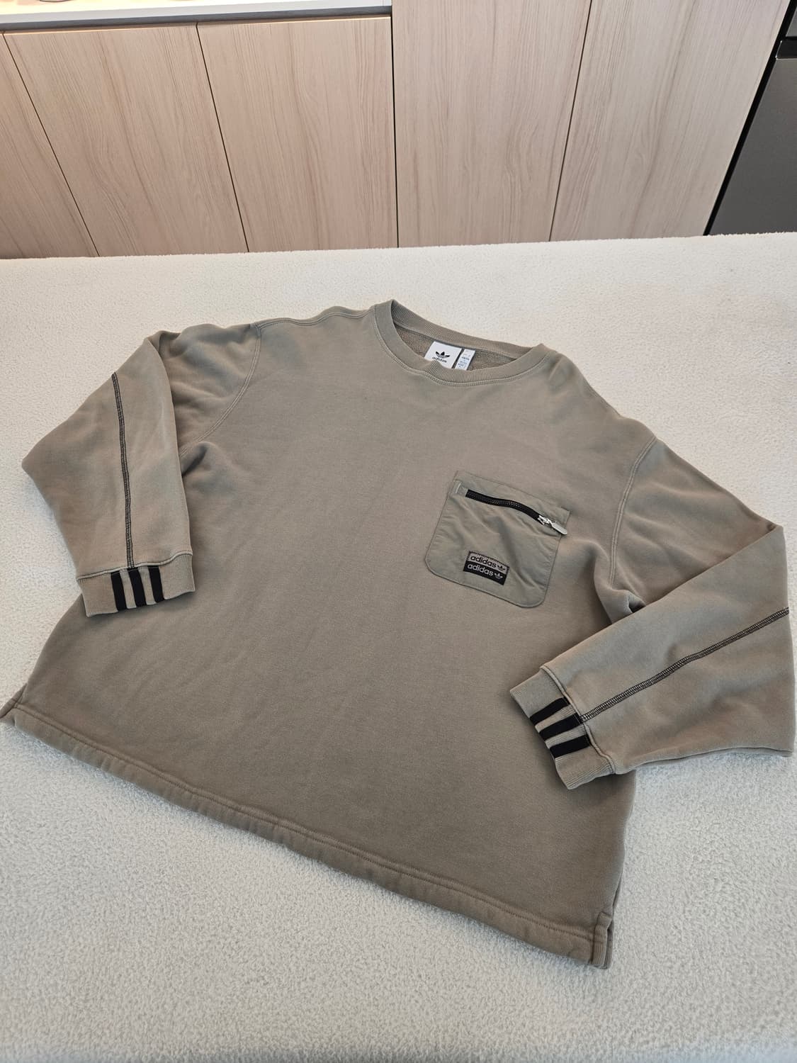 아디다스 크롭한 밀리터리 포켓 맨투맨 티셔츠 M 상품이미지1