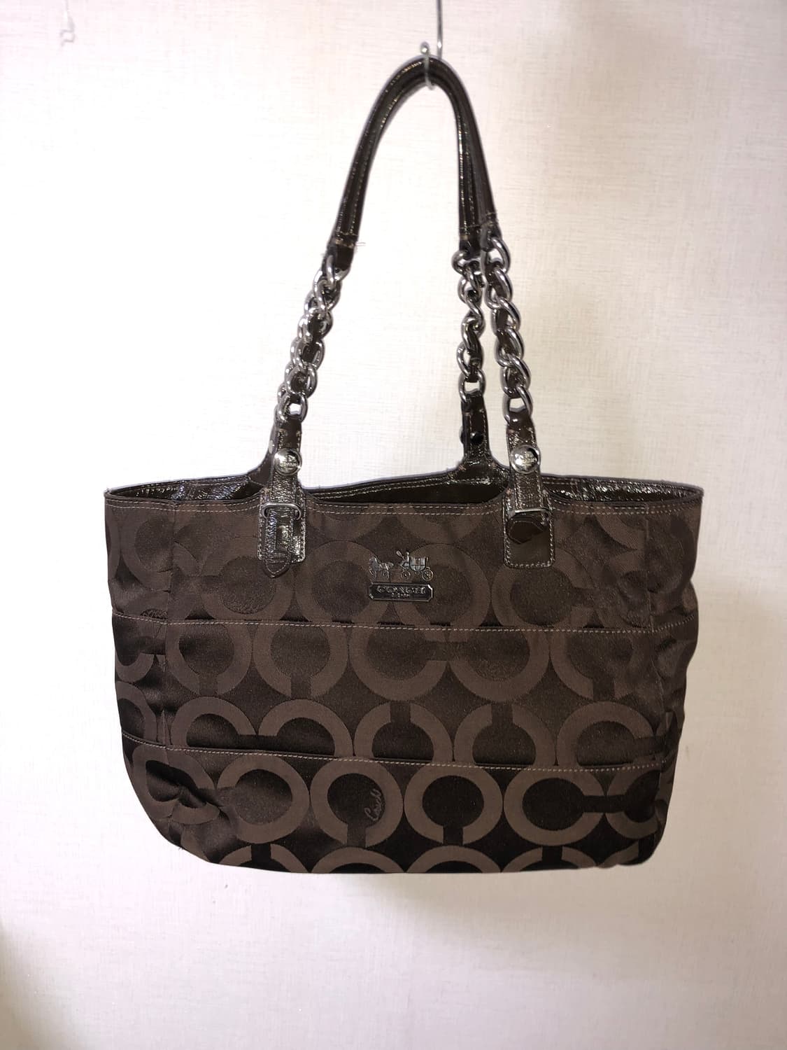 코치 시그니처 숄더백 딥브라운 상품이미지1