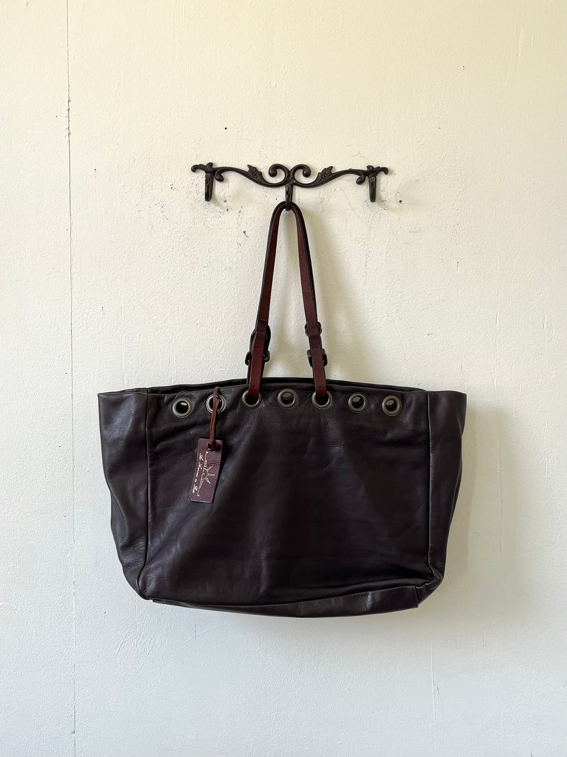 A.I.P Eyelet Leather Tote Bag 상품이미지1