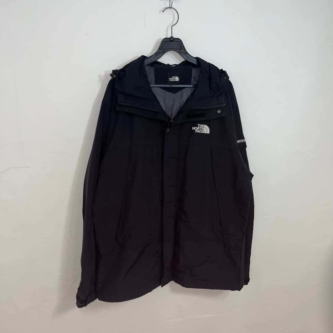 The North Face black windbreaker 상품이미지3