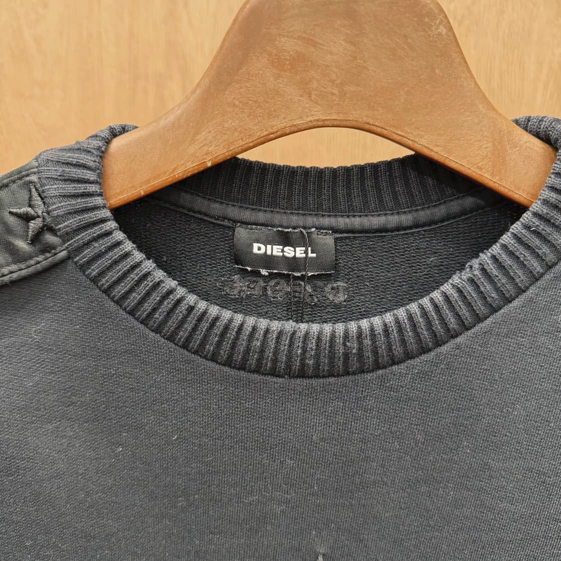 디젤 라운드넥 맨투맨 로고 레터링 자수 스타 패치 숄더 배색 디테일 블랙 상품이미지5