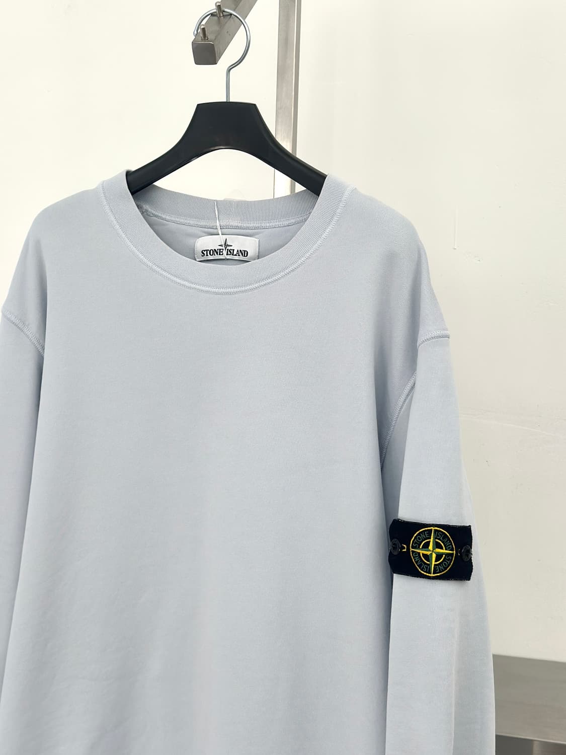 스톤아일랜드 와펜 베이비블루 맨투맨 상품이미지1