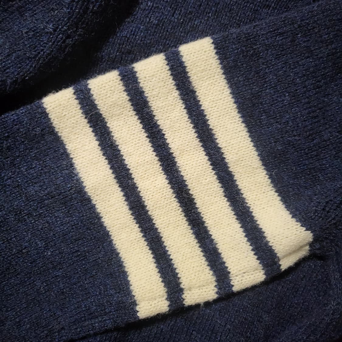 [새상품급] 5 / 톰브라운 사선완장 셰틀랜드 니트 상품이미지3