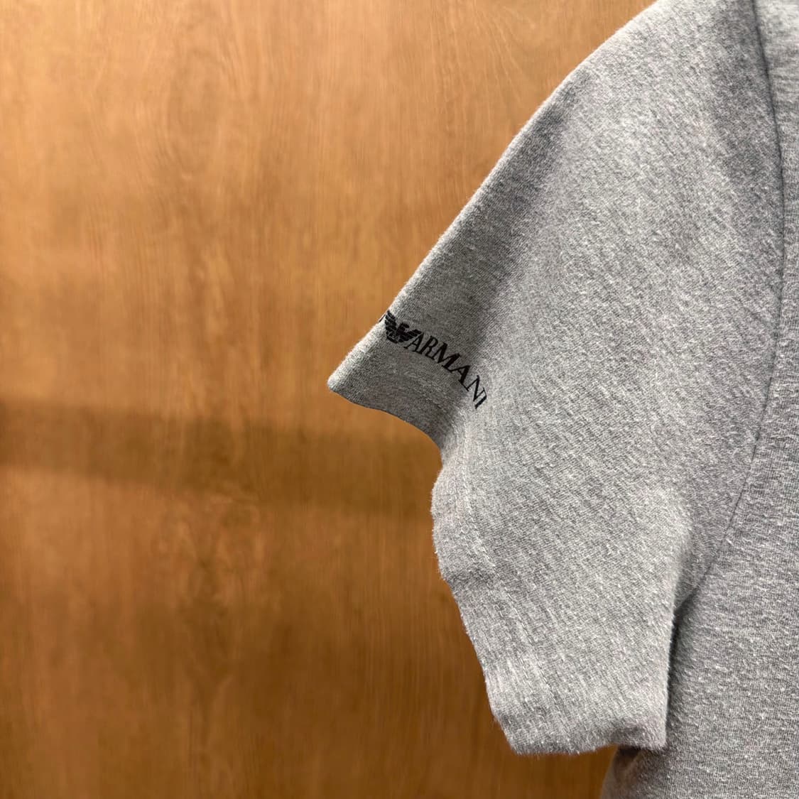 엠포리오 아르마니 라운드넥 반팔 티셔츠 로고 패치 디테일 레귤러핏 그레이 상품이미지7