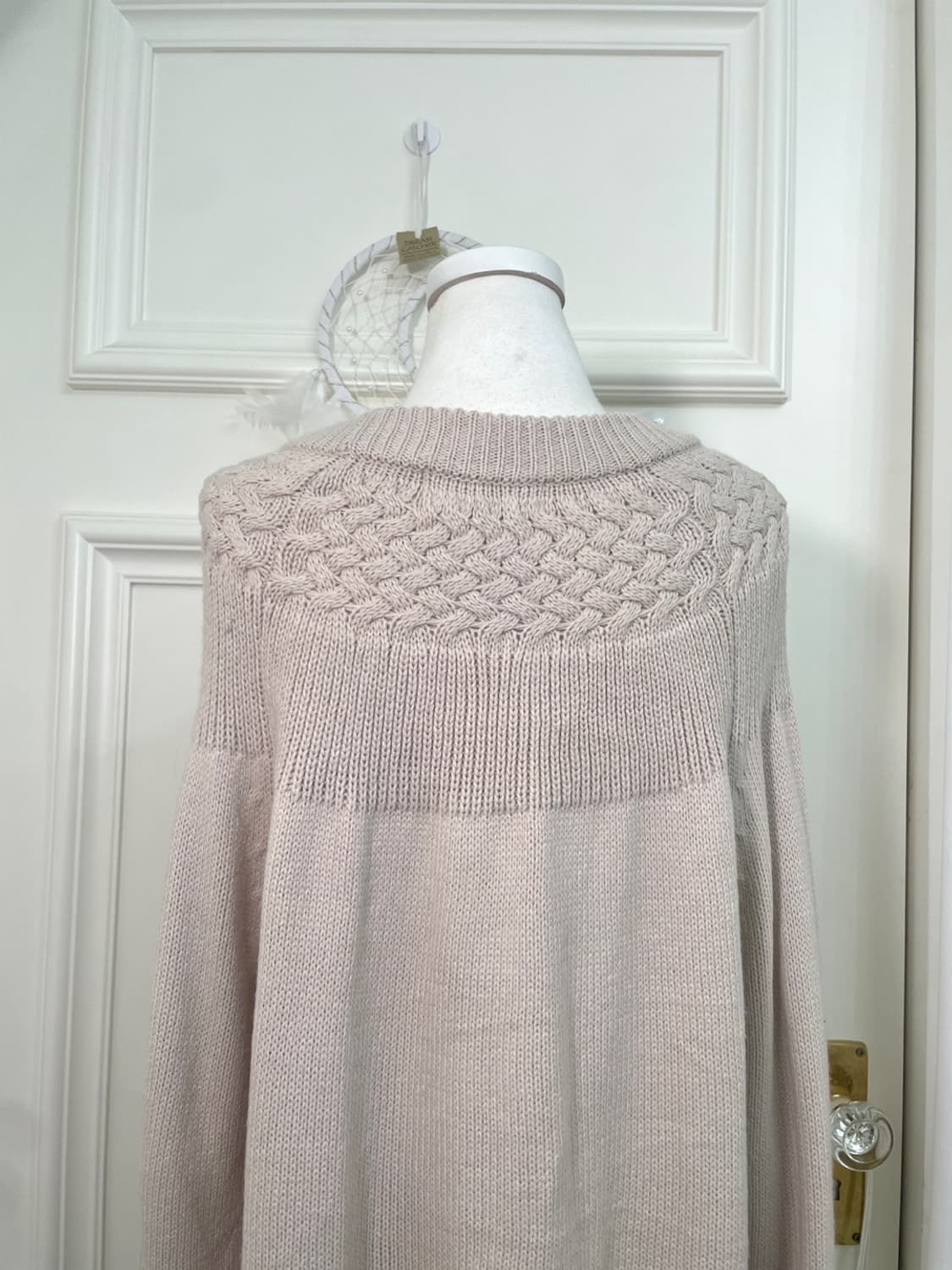 ivory shoulder twist reglan over sweater 상품이미지4