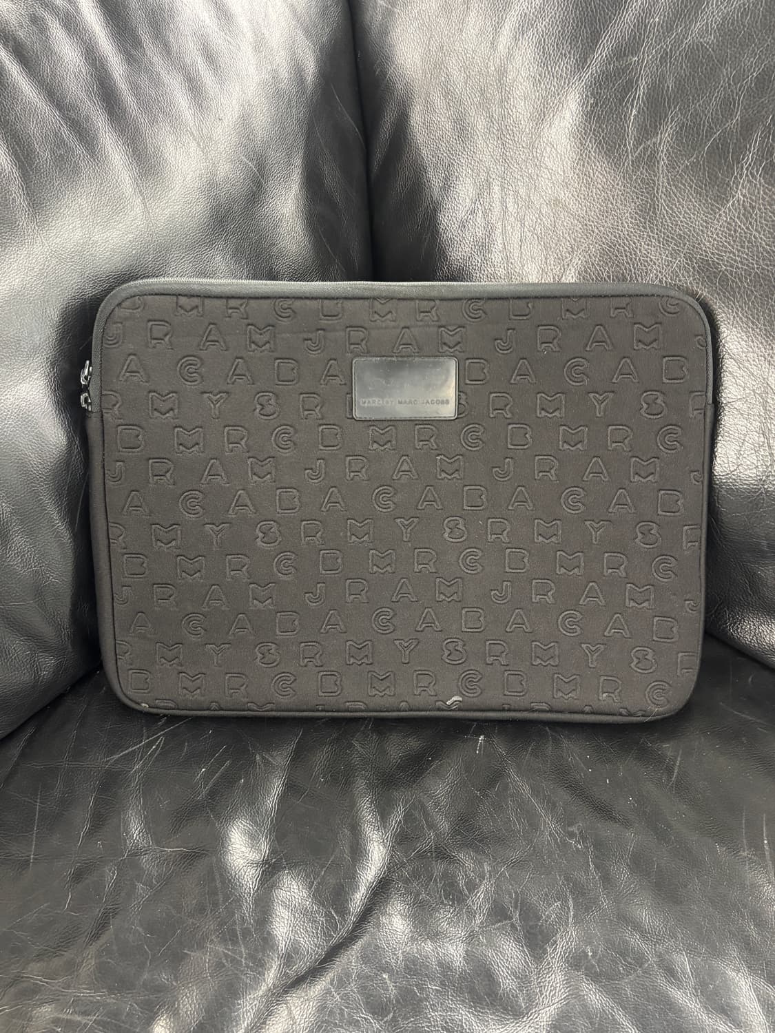 마크제이콥스 블랙 로고 노트북 파우치 상품이미지2