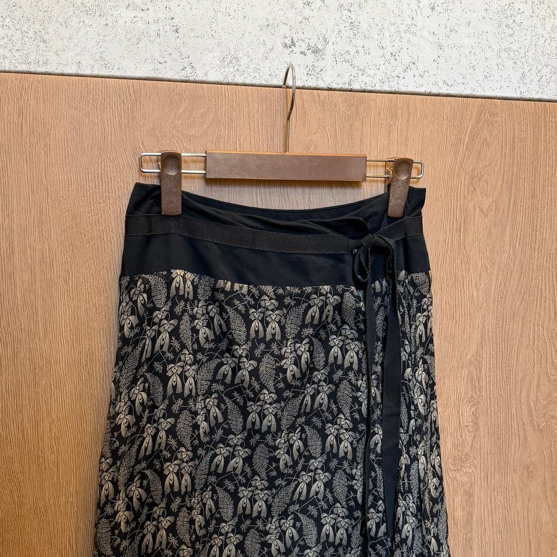 막스앤코 랩 미디 스커트 리프 패턴 리본 타이 스트랩 디테일 카키 상품이미지6